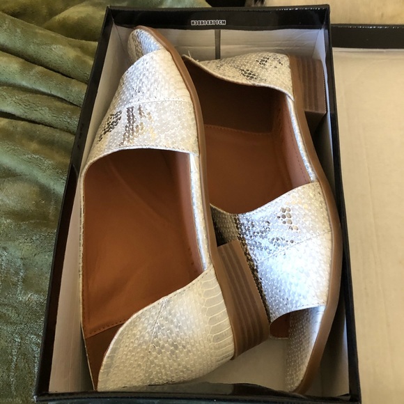 Silver snake skin print on white - Picture 3 of 5